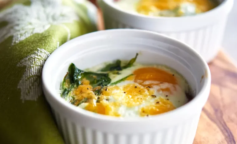 Creamy Keto Baked Eggs Florentine: A Low-Carb Brunch Delight