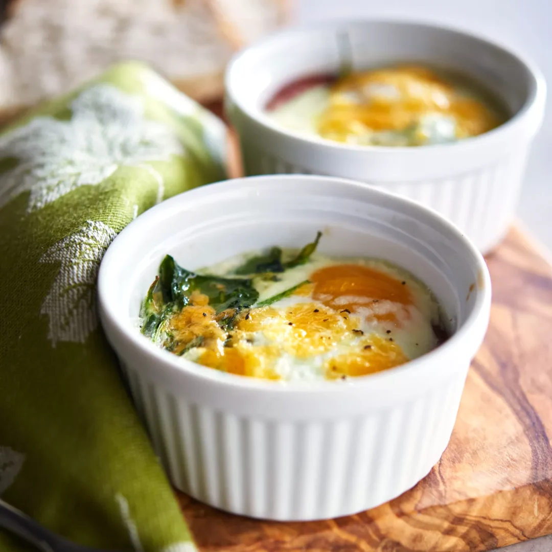 Creamy Keto Baked Eggs Florentine: A Low-Carb Brunch Delight